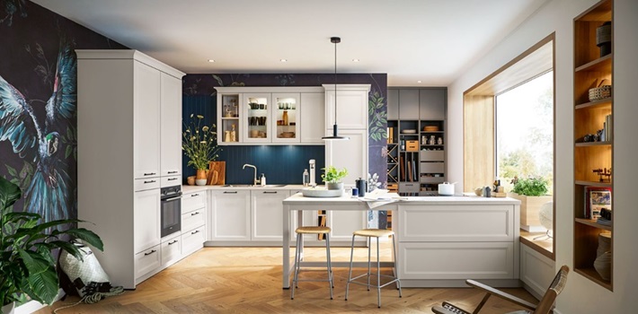 White shaker style kitchen with handles